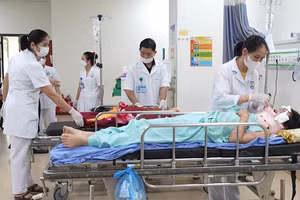 [Video] Phú Thọ khẩn trương cứu chữa các nạn nhân vụ xe ô tô 29 chỗ lao xuống vực