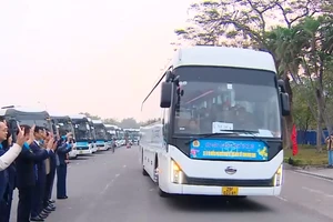 [Video] Hà Nội tổ chức đưa 1.200 công nhân về quê đón Tết