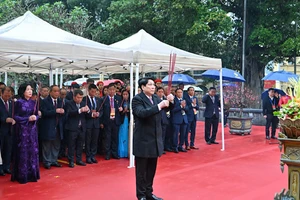 [Video] Chủ tịch nước Lương Cường cùng đại biểu kiều bào dâng hương tại Tượng đài Vua Lý Thái Tổ và đền Ngọc Sơn