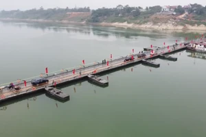 [Video] Vận hành lại cầu phao qua sông Lô