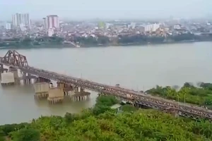 [Video] Cầu Long Biên gặp sự cố kết cấu nghiêm trọng, phong tỏa giao thông khẩn cấp
