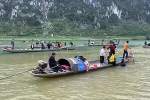[Video] Tìm thấy thi thể 2 nạn nhân trong vụ lật thuyền trên sông Gianh