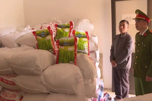 [Video] Khởi tố đối tượng buôn, bán gạo giả nhãn hiệu