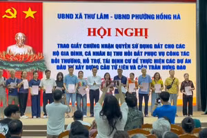 [Video] Người dân Hà Nội giao đất xây cầu nhận “sổ đỏ” tái định cư