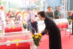 [Video] Đón 9 liệt sĩ quân tình nguyện Việt Nam hy sinh tại Lào trở về đất mẹ