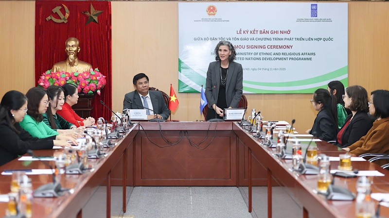 Trưởng đại diện Thường trú Chương trình Phát triển Liên hợp quốc (UNDP), bà Ramla Khalidi phát biểu tại Lễ ký kết. 