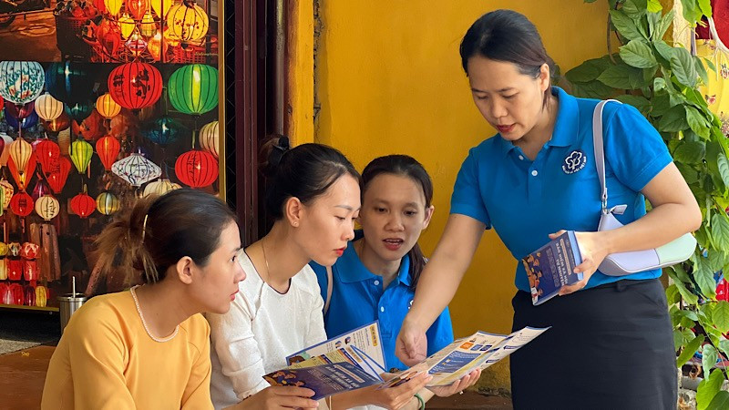 Cán bộ Bảo hiểm xã hội tuyên truyền chính sách bảo hiểm xã hội, bảo hiểm y tế cho người lao động phường Hội An (tỉnh Quảng Nam).