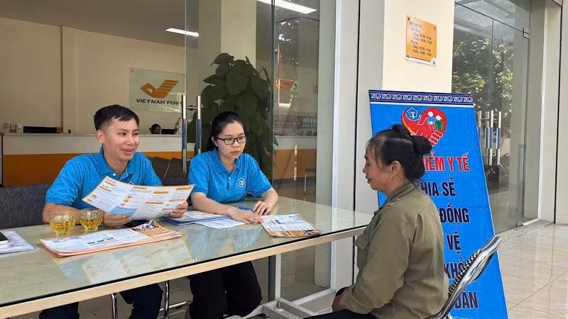 Cán bộ Bảo hiểm xã hội Hà Tĩnh (Bảo hiểm xã hội khu vực XV) tuyên truyền chính sách bảo hiểm xã hội, bảo hiểm y tế cho người dân.