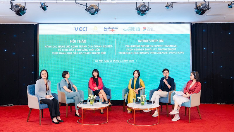 Các đại biểu tham gia tọa đàm tại hội thảo "Nâng cao năng lực cạnh tranh của doanh nghiệp: Từ thúc đẩy bình đẳng giới đến thực hành mua sắm có trách nhiệm".