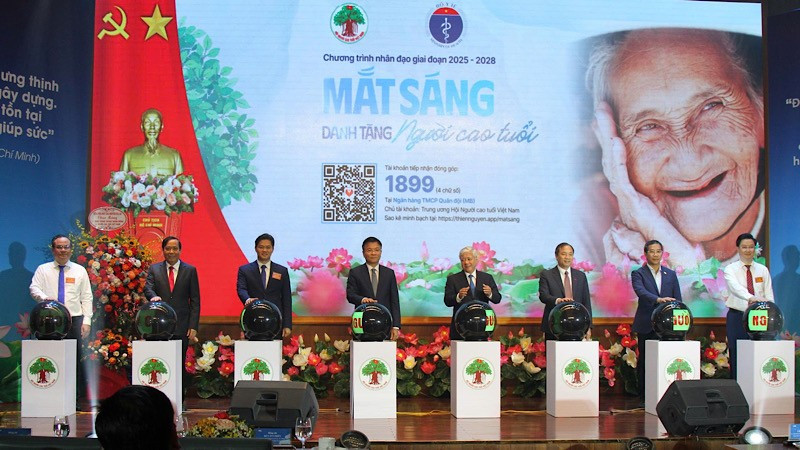 Đại diện các đồng chí lãnh đạo Đảng, Nhà nước, ban, bộ, ngành bấm nút phát động Tháng hành động vì người cao tuổi Việt Nam năm 2025.