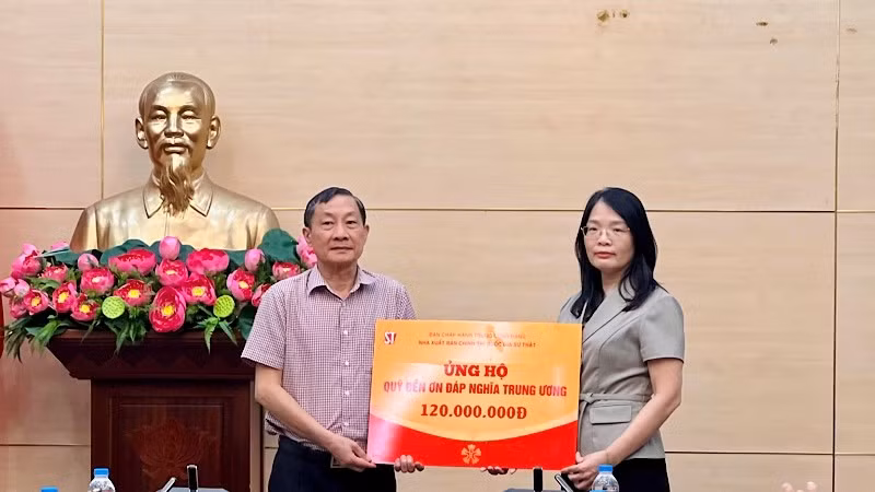 Chánh Văn phòng Quỹ Đền ơn đáp nghĩa Trung ương Đào Ngọc Lợi tiếp nhận số tiền ủng hộ của Nhà xuất bản Chính trị quốc gia Sự thật.