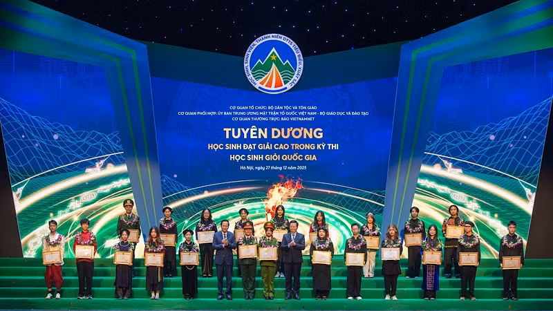 Phó Thủ tướng Mai Văn Chính và Bộ trưởng Dân tộc và Tôn giáo Đào Ngọc Dung trao Bằng khen cho các học sinh, sinh viên, thanh niên dân tộc thiểu số xuất sắc.