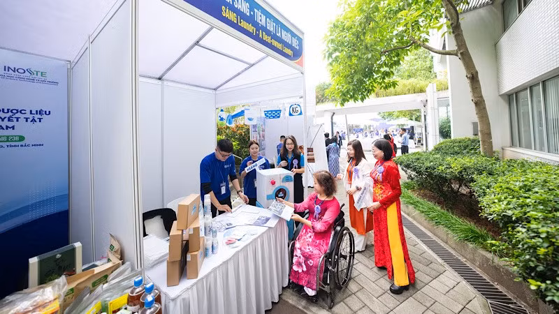 Các gian hàng của các hợp tác xã, nhóm do người khuyết tật làm chủ tại sự kiện.