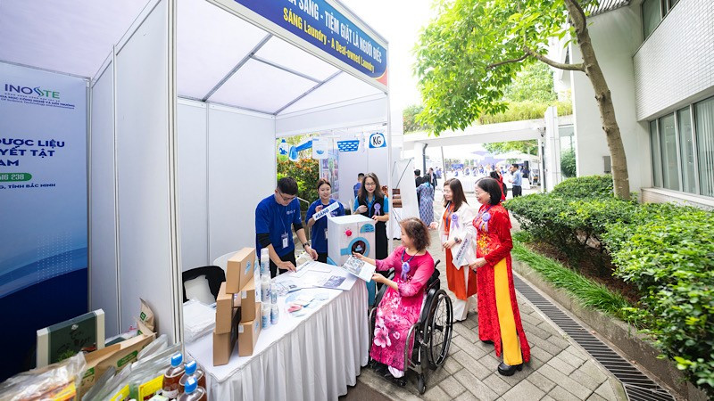 Các gian hàng của các hợp tác xã, nhóm do người khuyết tật làm chủ tại sự kiện.