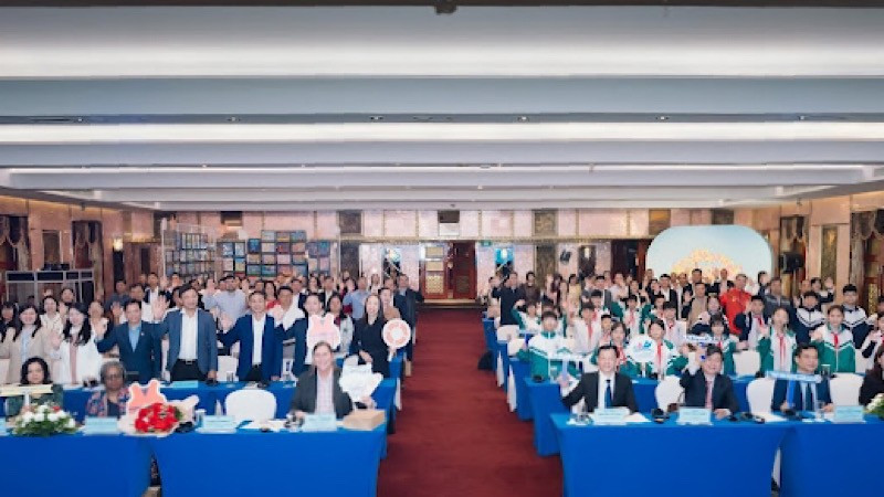 Học sinh tại trường tiểu học Thụy Lâm A, xã Thư Lâm (Hà Nội) thuộc Dự án phòng, chống đuối nước trẻ em giai đoạn 2018-2025, cùng các đại biểu tham gia tại Hội nghị.