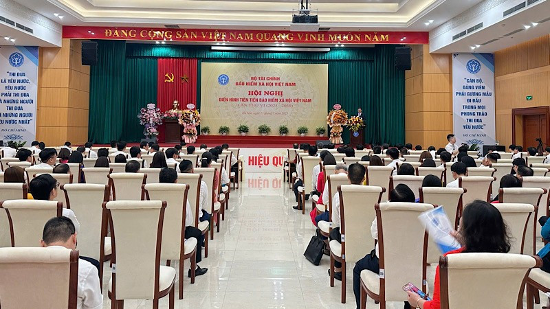 Toàn cảnh Hội nghị điển hình tiên tiến Bảo hiểm xã hội Việt Nam lần thứ VI (2025-2030).