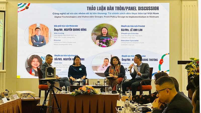 Các đại biểu tham gia thảo luận tại buổi Hội thảo "Tận dụng cơ hội và giảm thiểu rủi ro của công nghệ số đối với các nhóm dân cư trong xã hội".