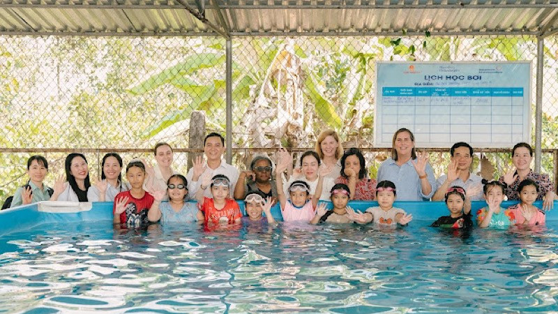 Đoàn công tác tới thăm lớp học bơi an toàn tại bể bơi lắp ghép đầu tiên của điểm Trường trung học cơ sở Long Hưng A, xã Tân Khánh Trung.