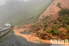 Km195, tuyến Hồ Chí Minh nhánh Tây thuộc xã Hướng Việt, huyện Hướng Hóa bị sạt lở gây ách tắc giao thông.
