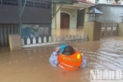 Lực lượng Biên phòng mang nhu yếu phẩm tiếp tế cho những hộ dân bị ngập sâu.