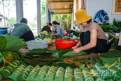 Đi từ đầu làng đến cuối xóm ở Đại An Khê, những ngày này, đâu đâu cũng thấy bóng dáng người gói bánh, người chẻ lạt, vo nếp, nhóm lửa.