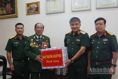 Đoàn công tác Quân ủy Trung ương, Bộ Quốc phòng đến thăm, tặng quà cho Anh hùng lực lượng vũ trang Trương Đình Hai, tại phường Đông Hà.