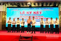 Các doanh nghiệp nước ngoài và trong nước trao biên bản ghi nhớ hợp tác tại hội nghị.