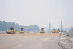 Thi công đường cất, hạ cánh tại Cảng hàng không Quảng Trị.