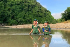 Chiến sĩ Đồn Biên phòng Hướng Lập cõng các em học sinh đến trường kịp giờ khai giảng năm học mới 2025-2026.