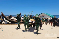 Thi thể của ngư dân mất tích trên biển được đưa vào bờ.