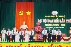 Ủy viên dự khuyết Trung ương Đảng, Phó Bí thư Thường trực Tỉnh ủy Quảng Trị Nguyễn Long Hải tặng hoa chúc mừng đại hội.