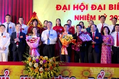 Lãnh đạo tỉnh Quảng Trị tặng hoa chúc mừng Ban Chấp hành Đảng bộ xã Lao Bảo, nhiệm kỳ 2025-2030.