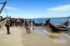 Thuyền đánh cá của ngư dân M.V.L. trôi dạt trên biển được người dân đưa vào bờ.
