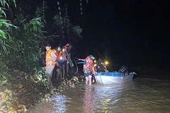 Lực lượng cứu hộ đưa 6 người dân bị mắc kẹt trong rừng ra khỏi nơi nguy hiểm.