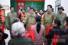 Phó Thủ tướng Chính phủ Mai Văn Chính thăm, tặng quà động viên bà con vùng "rốn lũ" tại xã Diên Sanh, tỉnh Quảng Trị.