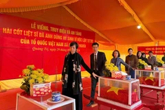 Đại biểu dâng hương, tưởng nhớ các liệt sĩ.