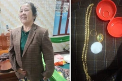 Bà Hoàng Thị Triều phát hiện số tài sản để quên trong đồ cứu trợ đồng bào bị lũ lụt.