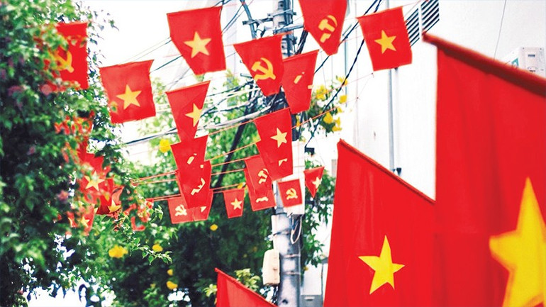 Cờ hoa rực rỡ trên từng con đường, góc phố. a3.jpg
