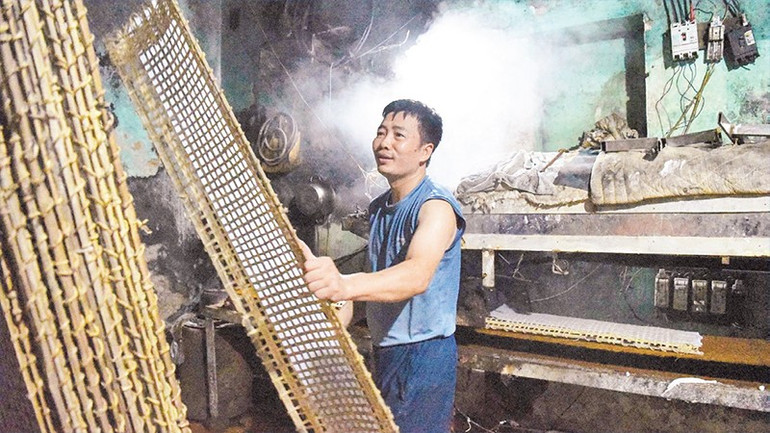Kiểm tra mẻ bánh vừa tráng. a4.jpg