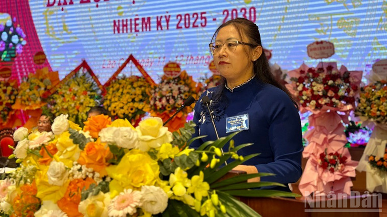 Đồng chí Giàng Thị Dung, Phó Bí thư Tỉnh ủy, Chủ tịch Mặt trận Tổ quốc tỉnh Lào Cai phát biểu tại Đại hội.