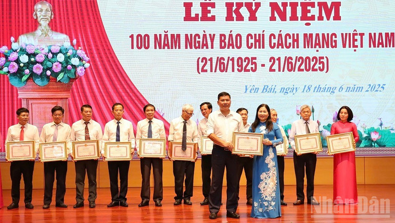 Lãnh đạo Ủy ban nhân dân tỉnh trao Bằng khen cho các cá nhân có thành tích xuất sắc trong sự nghiệp phát triển báo chí tỉnh Yên Bái. (Ảnh: THANH SƠN) ndo_br_img-5611.jpg