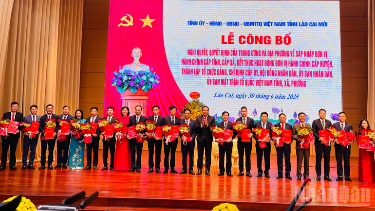 Trao quyết định cho các Bí thư xã, phường mới được thành lập. ndo_br_img-5782.jpg
