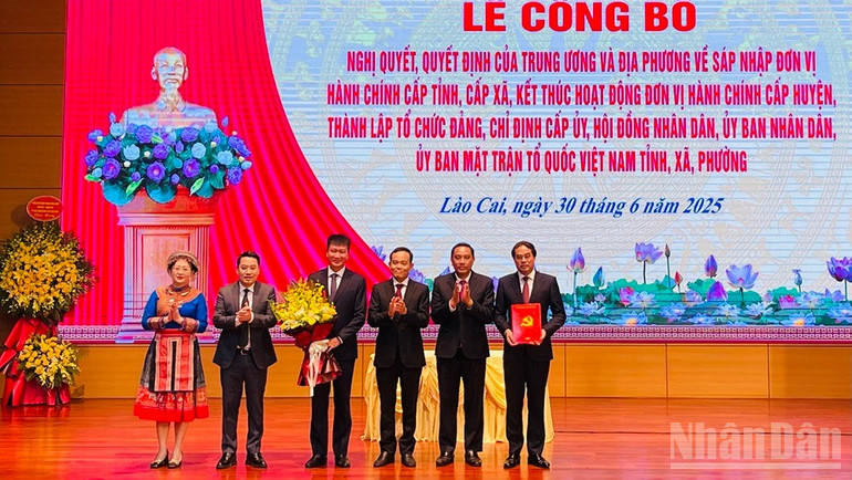 Đồng chí Trần Lưu Quang trao quyết định và tặng hoa chúc mừng Thường trực Tỉnh ủy Lào Cai. ndo_br_img-5754.jpg