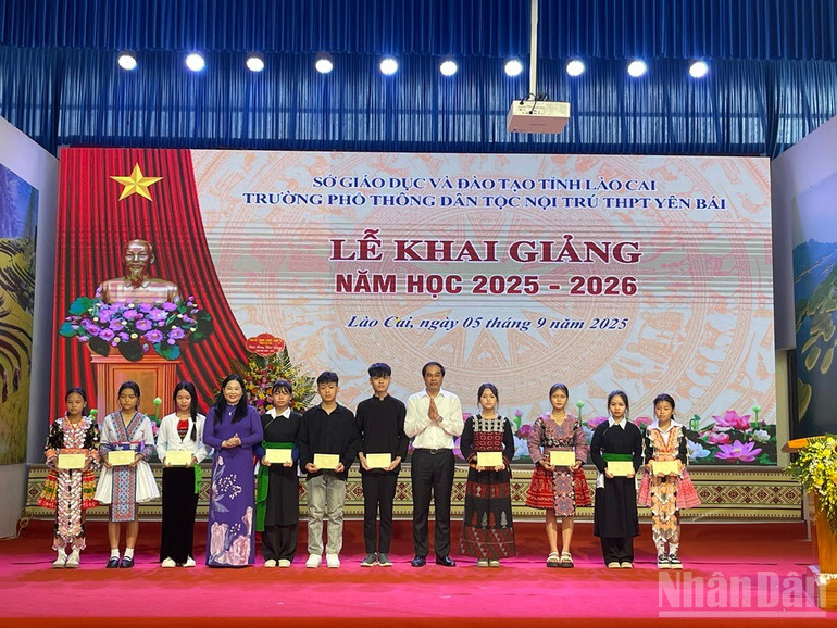 Lãnh đạo tỉnh Lào Cai trao học bổng cho các học sinh có thành tích xuất sắc. ndo_br_img-6753.jpg
