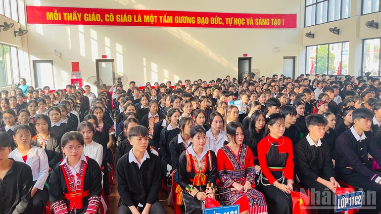 Học sinh dân tộc nội trú tỉnh Lào Cai vui mừng trong lễ khai giảng. ndo_br_img-6744.jpg