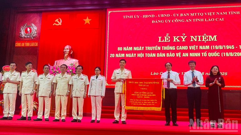 Tỉnh ủy Lào Cai tặng bức cờ thêu cho Công an tỉnh. ndo_br_img-6500.jpg