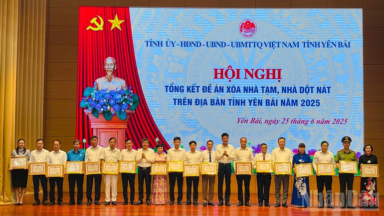 Lãnh đạo Ủy ban nhân dân tỉnh Yên Bái trao Bằng khen cho các tập thể. ndo_br_img-5685.jpg