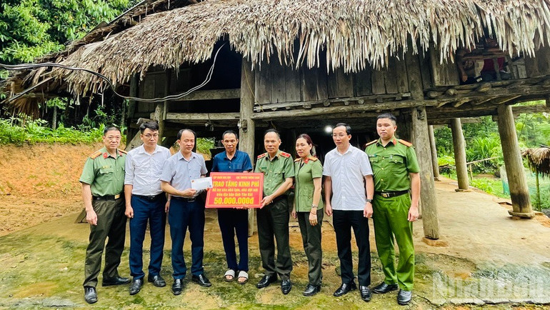 Một hộ đồng bào dân tộc thiểu số xã Tân Hương, huyện Yên Bình được Tập đoàn Hoa Sen Yên Bái hỗ trợ kinh phí xóa nhà dột nát. ndo_br_img-5516.jpg
