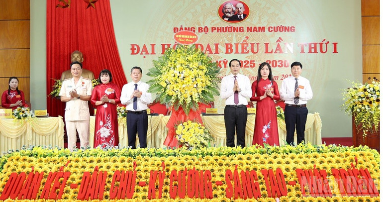 Bí thư Tỉnh ủy Trịnh Xuân Trường tặng hoa chúc mừng đại hội. ndo_br_img-9126.jpg