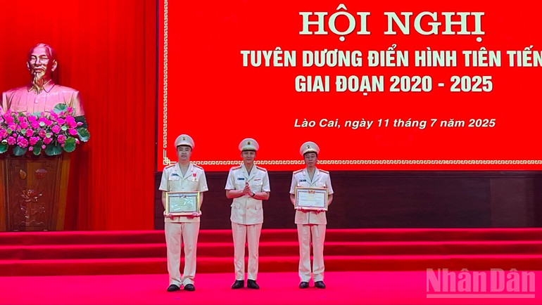 Trao tặng danh hiệu Chiến sĩ thi đua toàn lực lượng. ndo_br_img-5890.jpg